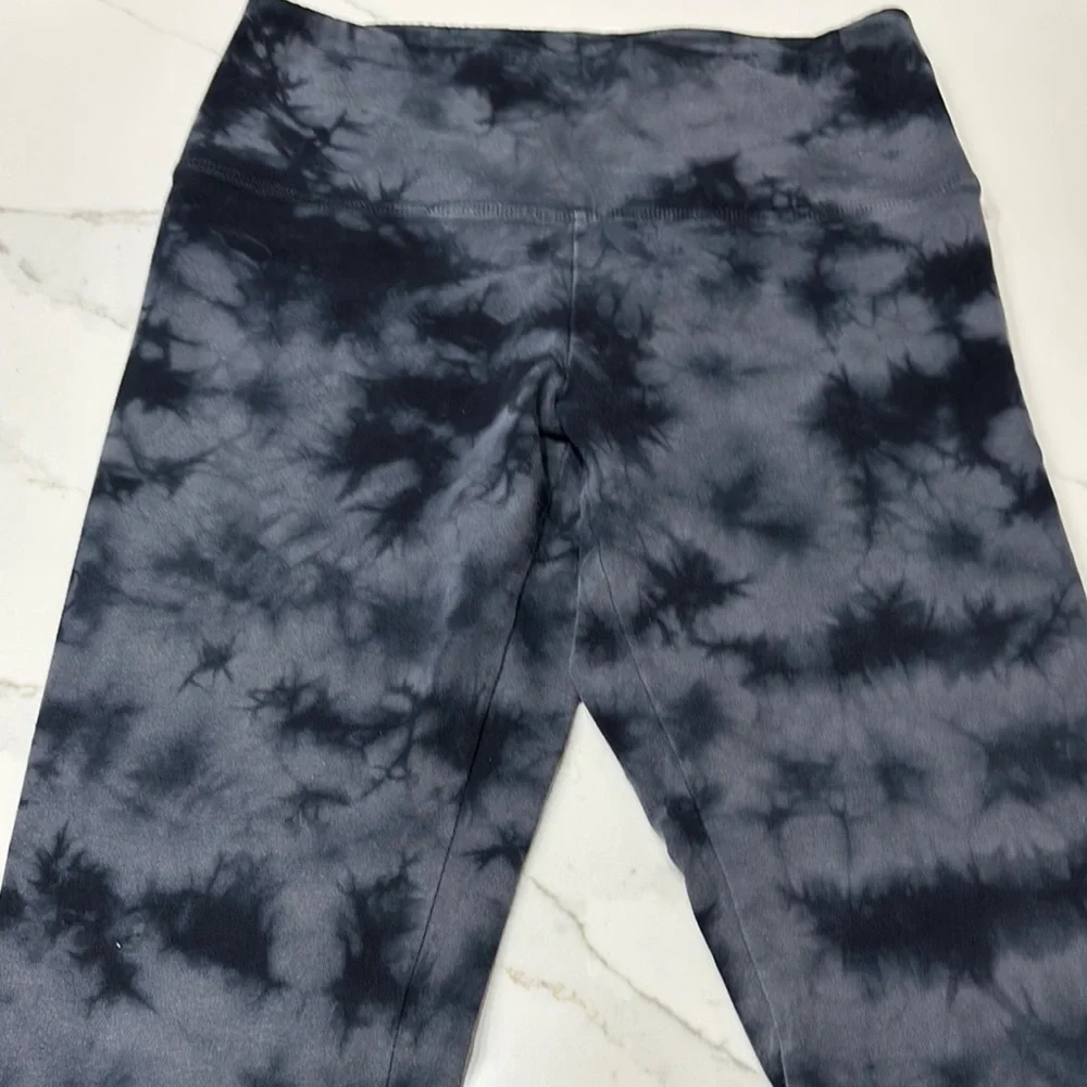 PINK Victoria's Secret Charcoal Tie-Dye Leggings - Picture 3 of 12